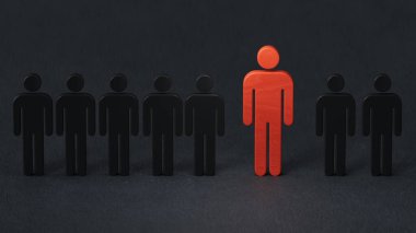 Liderlik ve sosyal uzaklık tahtadan insan figürü ya da çalışan iş ekibi. Siyah arka planda 3D görüntüleme..