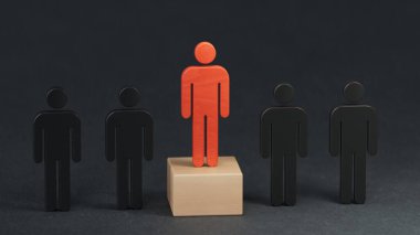 İnsanlar arasında ahşap insan modeli, Liderlik kavramı 3D siyah arka planda canlandırma.