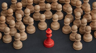 Ayrımcılık ve dahil etme kavramı. Ahşap heykelcikler siyah arkaplandaki kırmızı bir 3D ile çevriliydi..