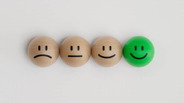 Müşteri hizmetleri değerlendirmesi ve memnuniyet anketi kavramları, değerlendirme, artış derecesi. Gülen surat yüzü simgesi beyaz arkaplanda tahta top üzerinde