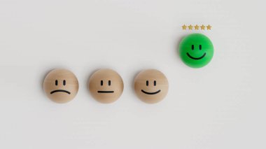 Müşteri hizmetleri değerlendirmesi, reytingler, geri bildirim, müşteri deneyimi ve memnuniyet anketleri. Beş yıldızlı işaretler ve beyaz arkaplandaki tahta top bloğundaki mutlu yüzü gösteren el işaretleri.