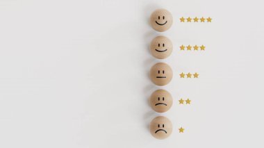 Kullanılan ürün ve servis konsepti için en iyi müşteri değerlendirmesi için 3D hazırlama için altın yıldızlı yuvarlak tahta blok üzerindeki duygu yüz yazdırma ekranı.