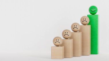 Memnuniyet, iş başarısızlığı, ekonomik kriz, ekonomik çöküş konsepti. Duygu, duygu tahta toplar ve tahta top blokları ile karşı karşıya. Beyaz arka planda aşağı ok ile basamaklar..