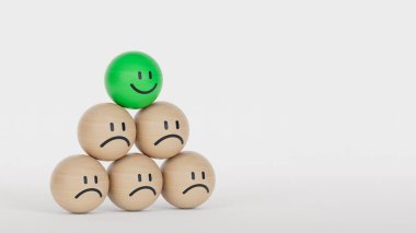 En iyi iş hizmetleri müşteri deneyimlerini derecelendirir. Hizmet Seviyesi Memnuniyet Anketi Konseptine göre sıralanmış bir tahta blokla, en tepedeki tahta blokta gülen bir yüz seçin.