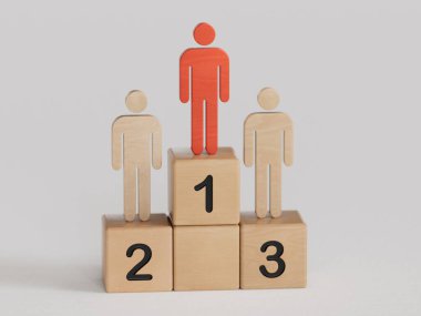 Tahta insan kürsüde birinci iş ve spor müsabakası konsepti için sıralanıyor. İnsan kaynakları, yetenek yönetimi, işe alım çalışanı, başarılı iş dünyası lideri konsepti..