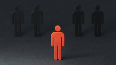 Kalabalıktan ve farklı yaratıcı fikir kavramlarından, hiyerarşiden, güçten, daha iyi ve daha yüksek bir seviyeden farklı olandan sıyrılmanın keyfini çıkarın. Bireysellik. Eşsiz. Yönetim ve liderlik kavramı.