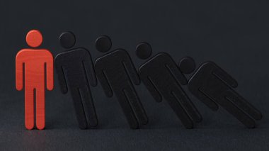 Kalabalıktan uzak duruyor. Başarı, Bireysellik, Eşsizlik, Liderlik.Takım çalışması ve başarı.C4D 'de yapıldı ve üretildi, AI' da değil..