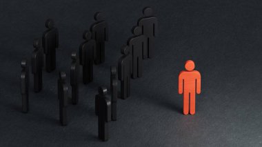 Etkilemek ve güçlendirmek için bir ekiple birlikte duran tahta bir figür. Liderlik kavramı, başarılı yarışma galibi ve yeni normal bir yaşam tarzı için nüfuzlu ve sosyal mesafeli lider.