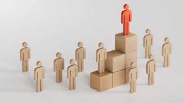 Tahta bir taş piramidin üzerinde duran tahta bebek. kariyer merdiveni kavramı, beyaz arkaplanda 3D kopyalama alanı ile iş hiyerarşisi.