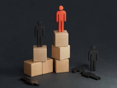 Yarışmalar ve kazanmak. Liderlik modeli, boş kopya alanı. Tahta şampiyonlar kaidede, kaybedenler 3D zeminde siyah arka planda..