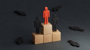 3 boyutlu bir podyum resmi, üzerinde kırmızı, gümüş ve bronz piyonlar var. Yarışma veya yarışma kazananları kavramı. Siyah arkaplan üzerine üç boyutlu yorumlama.