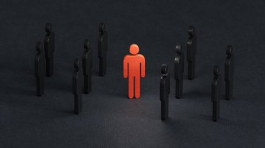 İki grup tahta parçasının üç boyutlu çizimi ve ortada da bir arabulucu. Siyah arkaplanda iki taraf arasında hakemlik kavramı.