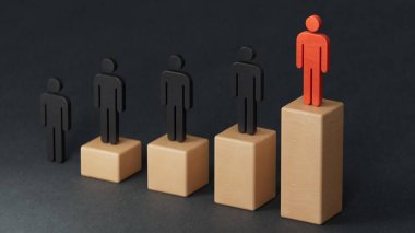 Büyüme çizelgesi ve iş adamları. Artan kârla başarılı bir iş. Ekonomik durum ve sosyal başarı siyah zemin üzerine işlenmiş 3D.