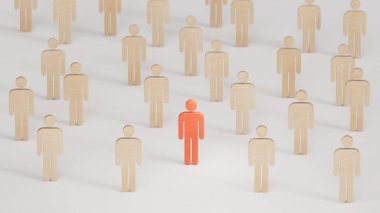 Liderlik konsepti, Tahta Bebek 'in kırmızı piyonu, Tahta Bebekler kalabalığının önünde duruyor. İş başarısı kavramına sahip liderlik. Beyaz arkaplanda 3B görüntüleme.