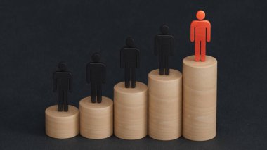 Liderlik ve büyüme konsepti, Tahta bebeklerin kırmızı piyonu, Tahta bebeklerin kalabalığının önünde duruyor, sağ tarafta boş kopya alanı siyah arka planda gösteriliyor..