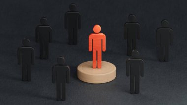 Kalabalıkta göze çarpıyor, tahta blok podyumda duran kişiye, liderlik kavramına benziyor. İş başarısı kavramına sahip liderlik siyah arka planda 3D tasvir ediliyor..