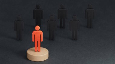 Satranç tahtası liderlik, takipçiler ve iş başarısı stratejilerini gösteriyor. Siyah arka planda 3D konsepti olan liderlik.