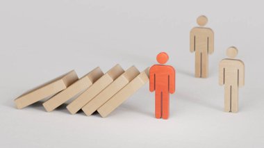 Liderlerini temsil eden tahta bebekler çalışanların üzerine domino taşının düşmesini engelliyor. İş stratejisi. İş başarısı kavramına sahip liderlik beyaz fon üzerinde 3D görüntüleme.