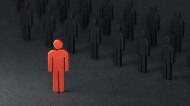 Kral satranç, satrancın önünde duruyor. Liderlik, siyah arkaplanda 3D tasvir edilen iş başarısı kavramına sahip..