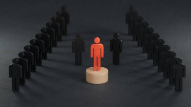 Kral, kraliçenin yanında iki sıra bebek arasında duruyor. Siyah arkaplanda üç boyutlu bir resimle tasvir edilen güç çiftini somutlaştırıyor..