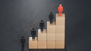 Tahta küpler merdiven inşa ediyor, kişi en altta duruyor ve diğer adamlar da en üstte duruyor, farklı pozisyonlarda. Liderlik kavramı siyah arkaplanda 3D tasvir ediliyor..