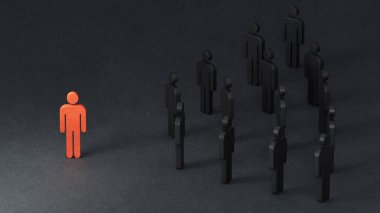 İnsan silueti şeklindeki tahta bebekler, iletişim konsepti. İş başarısı kavramına sahip liderlik siyah arkaplanda 3D tasvir ediliyor..