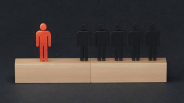 Tahta figürler. Üstünlük konsepti. Denge, liderlik ve rekabet kavramı. İş dünyasının başarısı kavramına sahip liderlik siyah arka planda 3D sunumu..