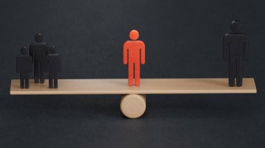 Altın lider, iş kavramı. Denge, liderlik ve rekabet kavramı. İş başarısı kavramına sahip liderlik siyah arka planda 3D sunumu.