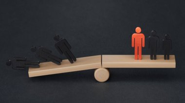 Tahta tahtadan bir tahterevallinin üzerinde duran takım, bir taraf kazanır, bir taraf kaybeder. Başarı ve başarısızlık. İş ve işyeri yarışması siyah arkaplanda 3D görüntüleme.