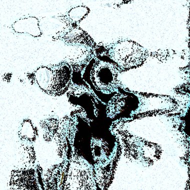 Bir zürafa karın üzerinde duruyor.