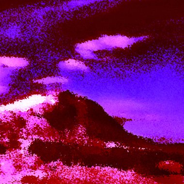 Gökyüzünde bulut olan bir dağ.