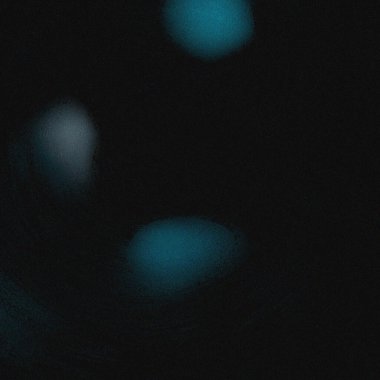 Karanlıktaki bir insanın bulanık görüntüsü.