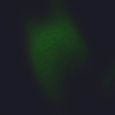 Karanlıkta yeşil ışık ve elinde cep telefonu olan biri.