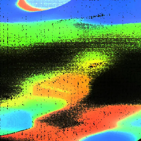 Sahilde elinde sörf tahtası olan bir adam.