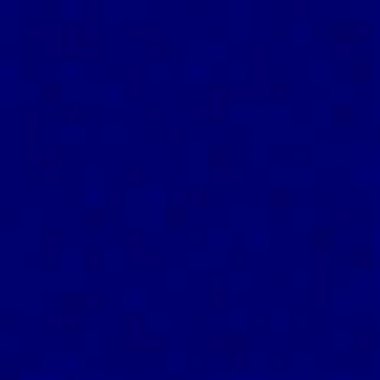 Mavi arka planda duran takım elbiseli ve kravatlı bir adam.