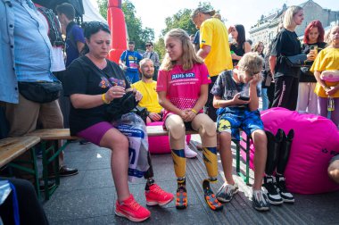 LVIV, UKRAINE, SEPTEMBER 3, 2023 Lviv Kırılmamış Yarım Maraton 2023 Nezlamni rehabilitasyon merkezi hastaları için