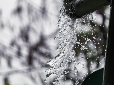 Taşıyıcıların üzerine yoğun yağmur damlaları yağdı