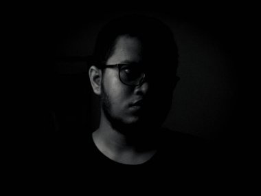 Basit fotoğraf tekniği olan Asyalı bir adam.