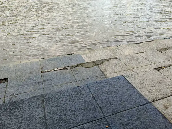 Nehir kıyısında siren sesi