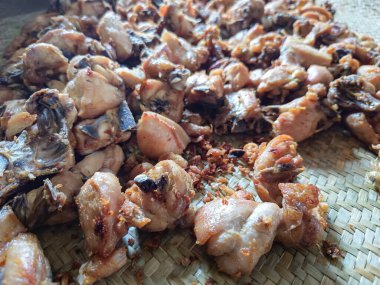 Kızarmış tavuk dilimleri havayla kurutulmuş.