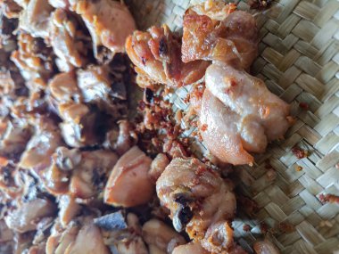 Kızarmış tavuk dilimleri havayla kurutulmuş.