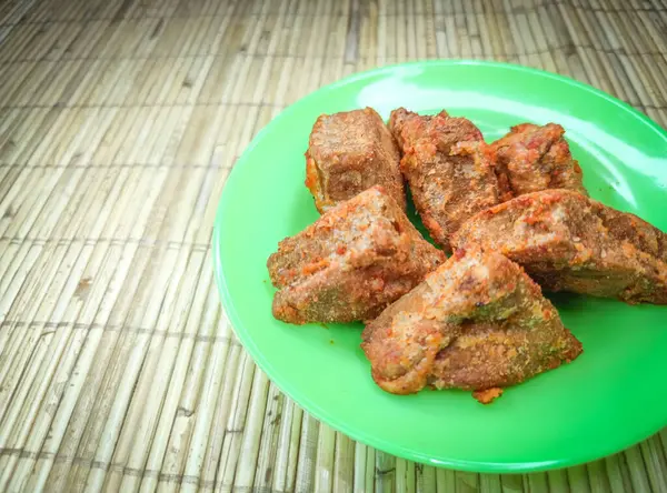 Yeşil tabakta köfte.