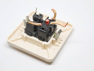 Hasarlı elektrik terminalleri içerideki kabloları gösteriyor.