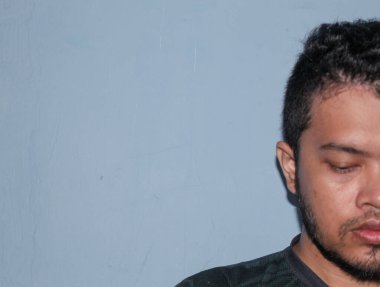 Yarım yüzlü, sakallı bir Asyalı.