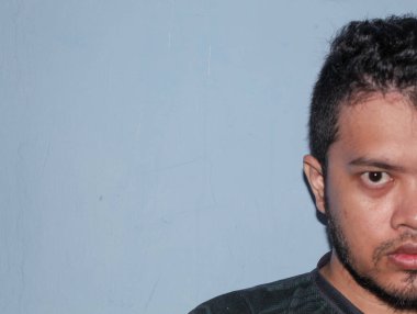 Yarım yüzlü, sakallı bir Asyalı.