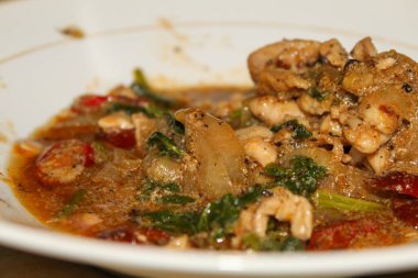 Kanatlı fasulyeleri istiridye sosuyla kızart.