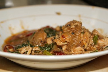 Kanatlı fasulyeleri istiridye sosuyla kızart.