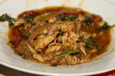 Kanatlı fasulyeleri istiridye sosuyla kızart.