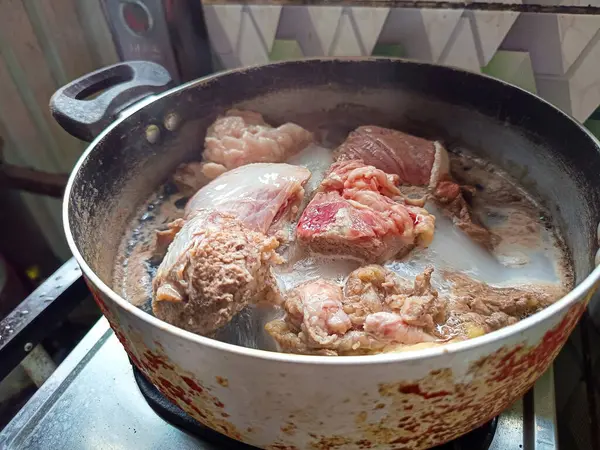 Eti daha yumuşak yapmak için kaynatın.