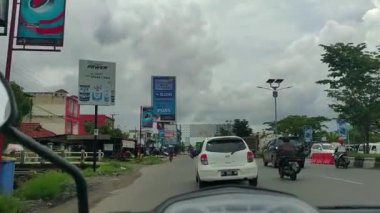 Güney Borneo-Endonezya, 13 Şubat 2021: Banjarmasin 'de Ahmad Yani caddesinin birçok yerinde motosiklet vlog' u